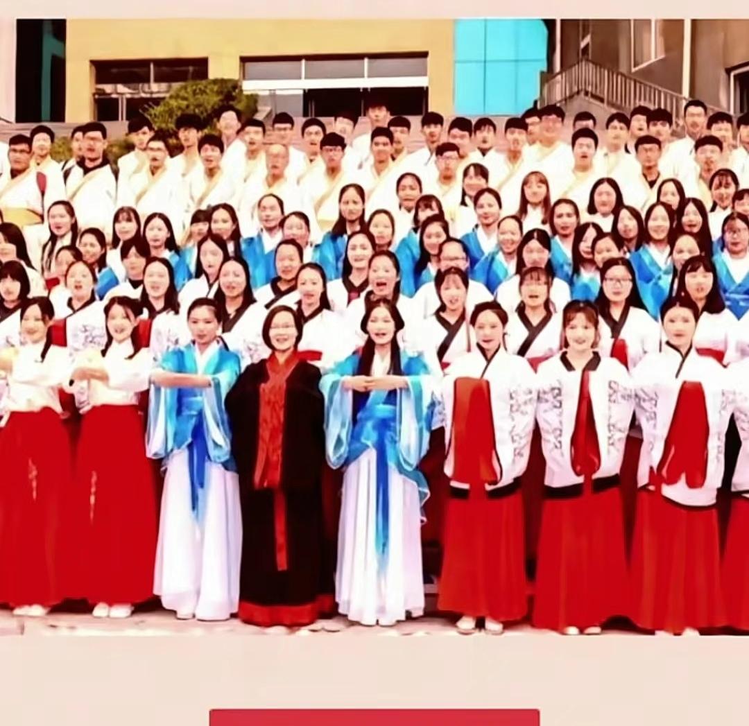我们的大学生身着汉服毕业啦！
江苏师范大学的毕业生们，摒弃洋服，身着汉服举行毕业