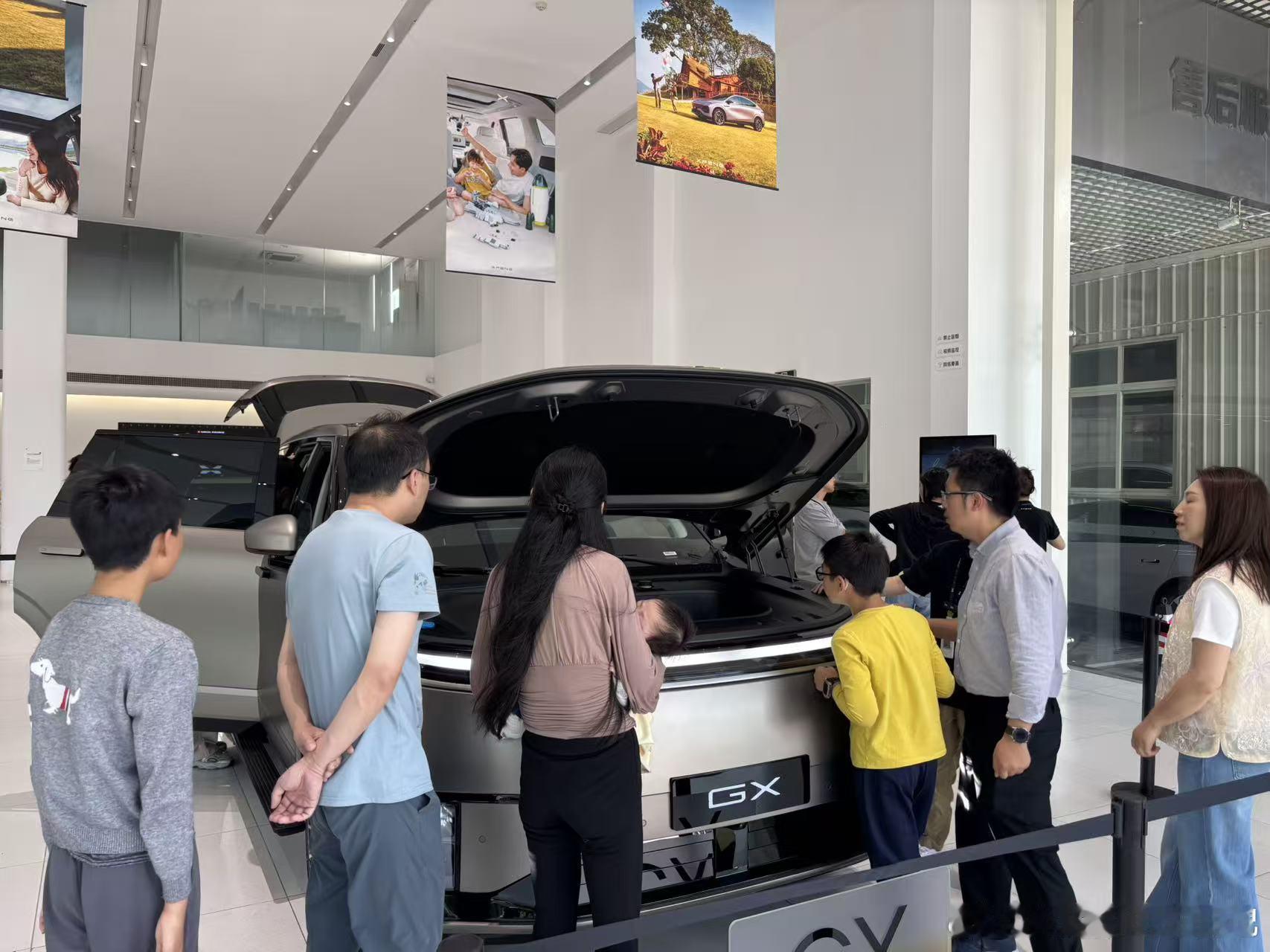 这周末店里挺热闹，不少鹏友都是全家出动，现场简直成了“家庭评审团”。大家看车很细