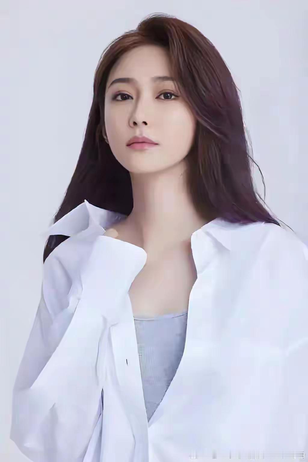 清新脱俗的气质，白衬衫的简约魅力🍀🌸🌱