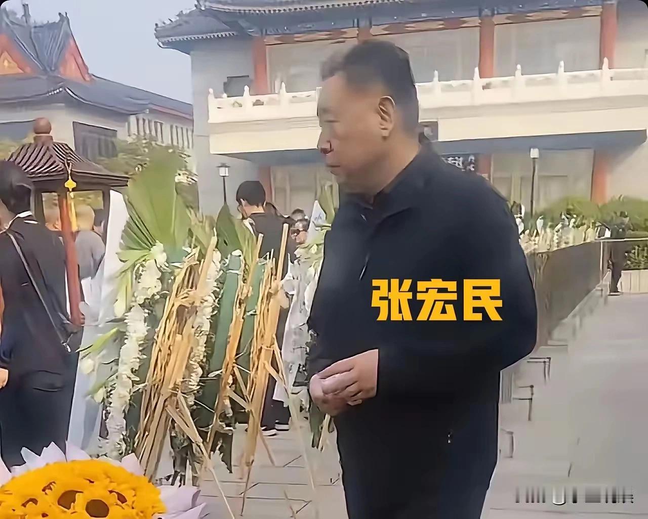 敬一丹告别仪式结束，丈夫王梓木和女儿王尔晴走出会场后，一个举动让人泪目！女儿王尔