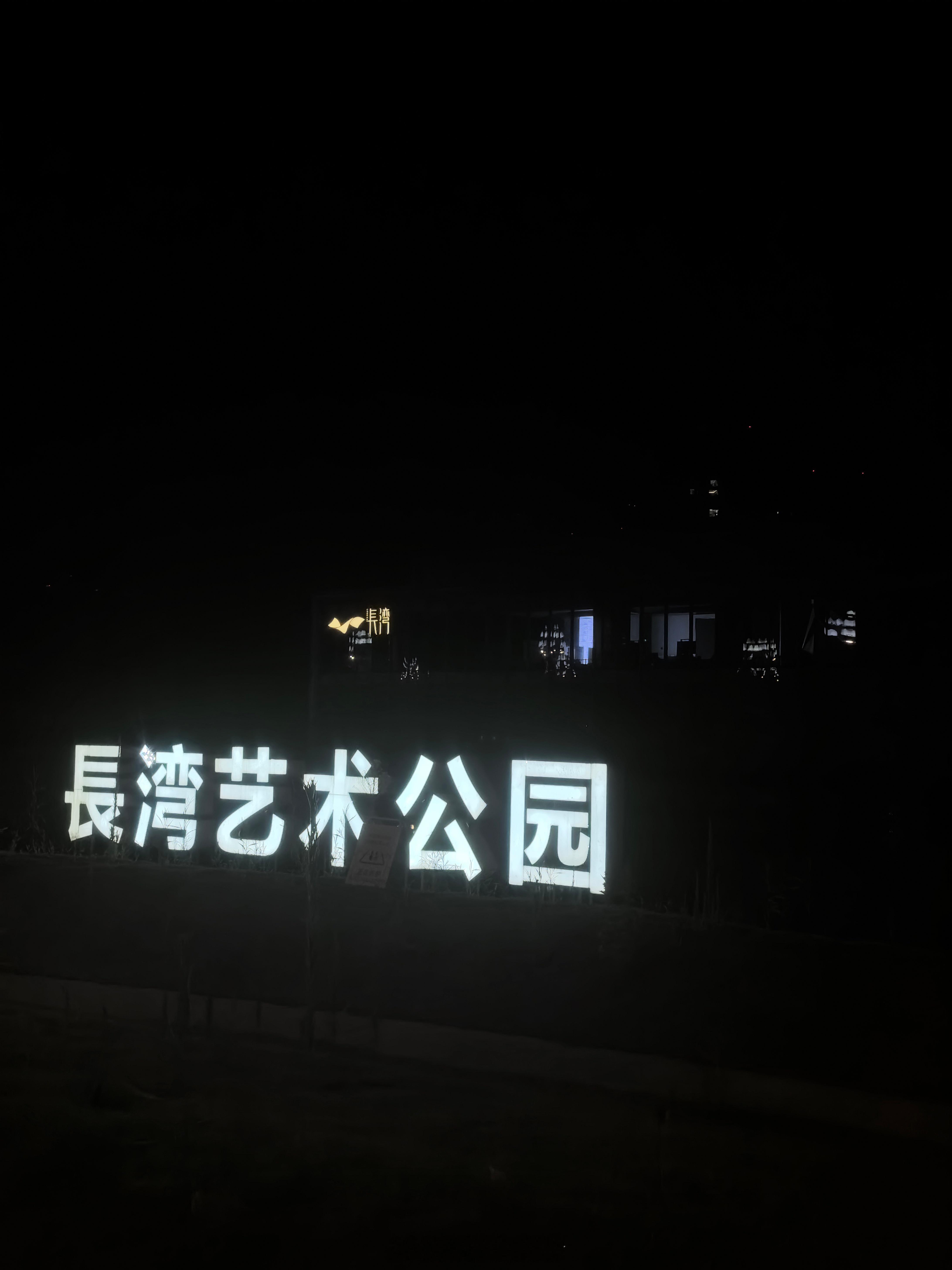 天府大道上视高直播风景线，全是小姐姐，才艺卓绝。听说直播来得快，一年提奔驰，两年
