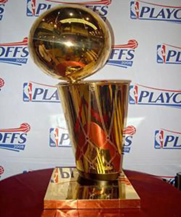 NBA从2019年开始，就没有一支球队连续两年都获得冠军。而且每年的冠军都换一个