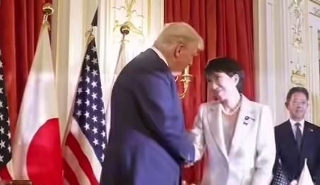 高市早苗和特朗普握手时笑得比亲妈还亲，日本政坛这波操作，真不是演的。
她一个右翼
