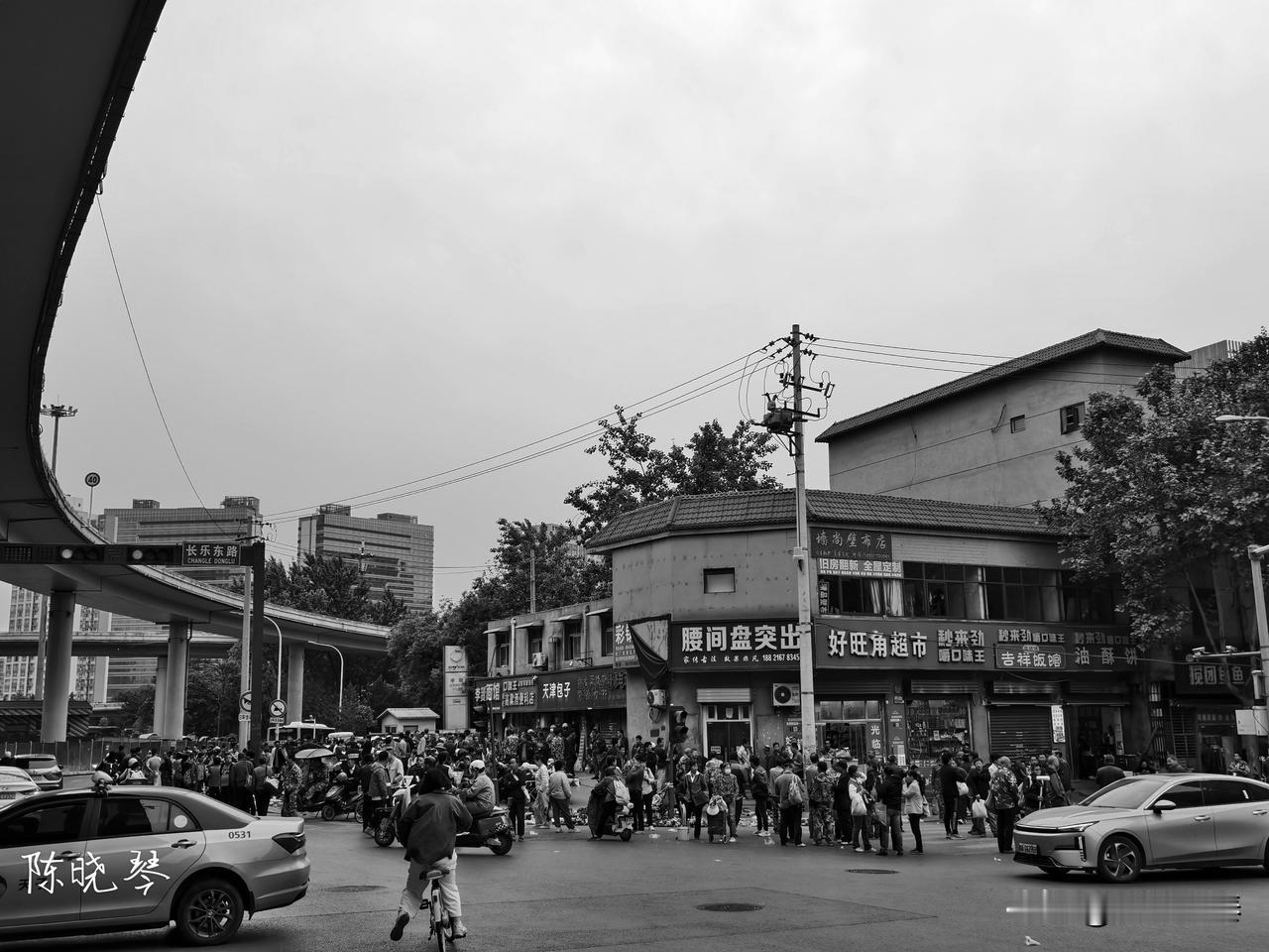 所有的劳动都值得被尊重，西安半坡今天早晨七点纪实，劳务市场扫街二