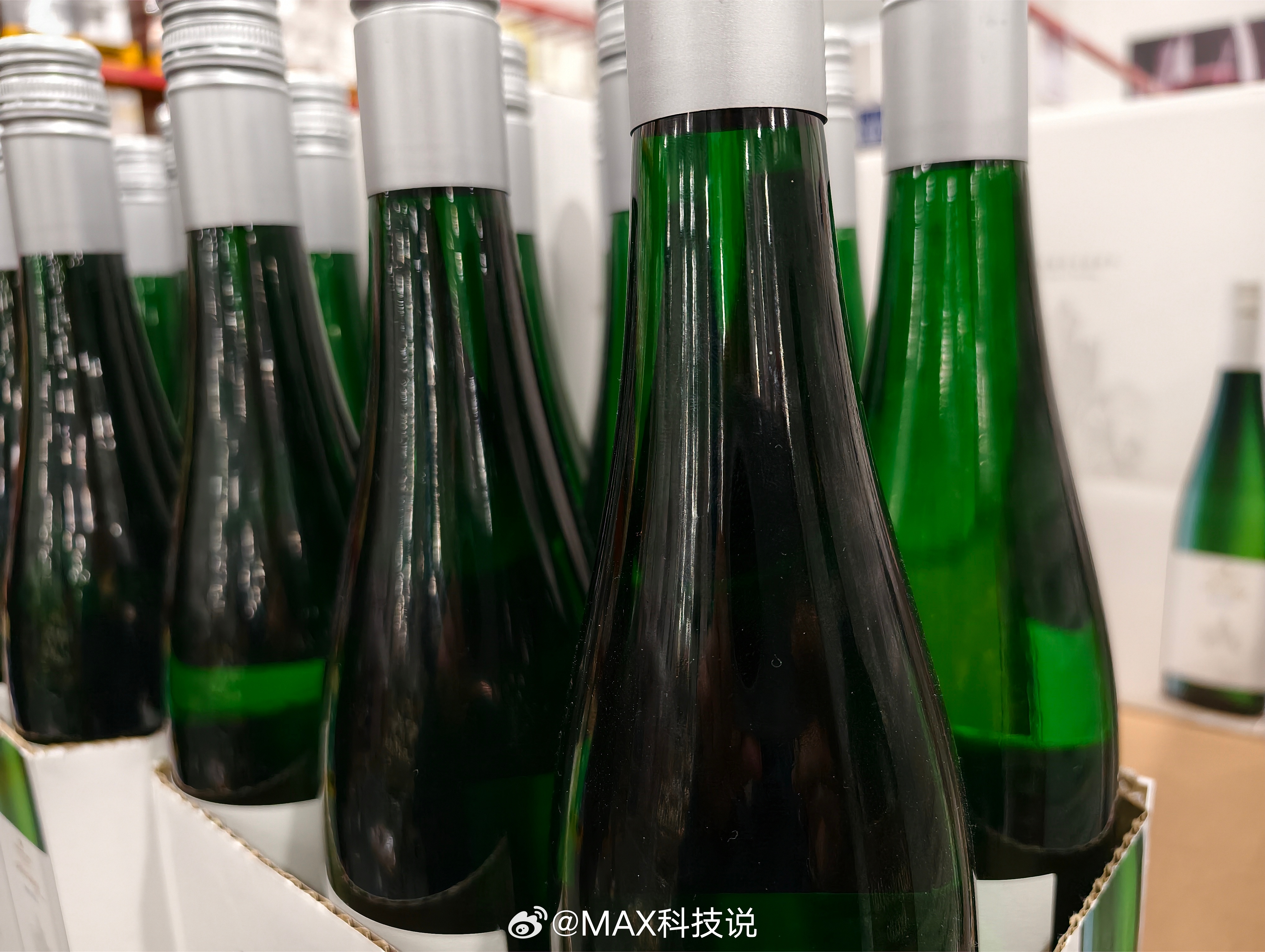 今天在山姆看到这个酒，绿色，但是一定角度看的时候，又像是黑色这不就是新SU7卖最