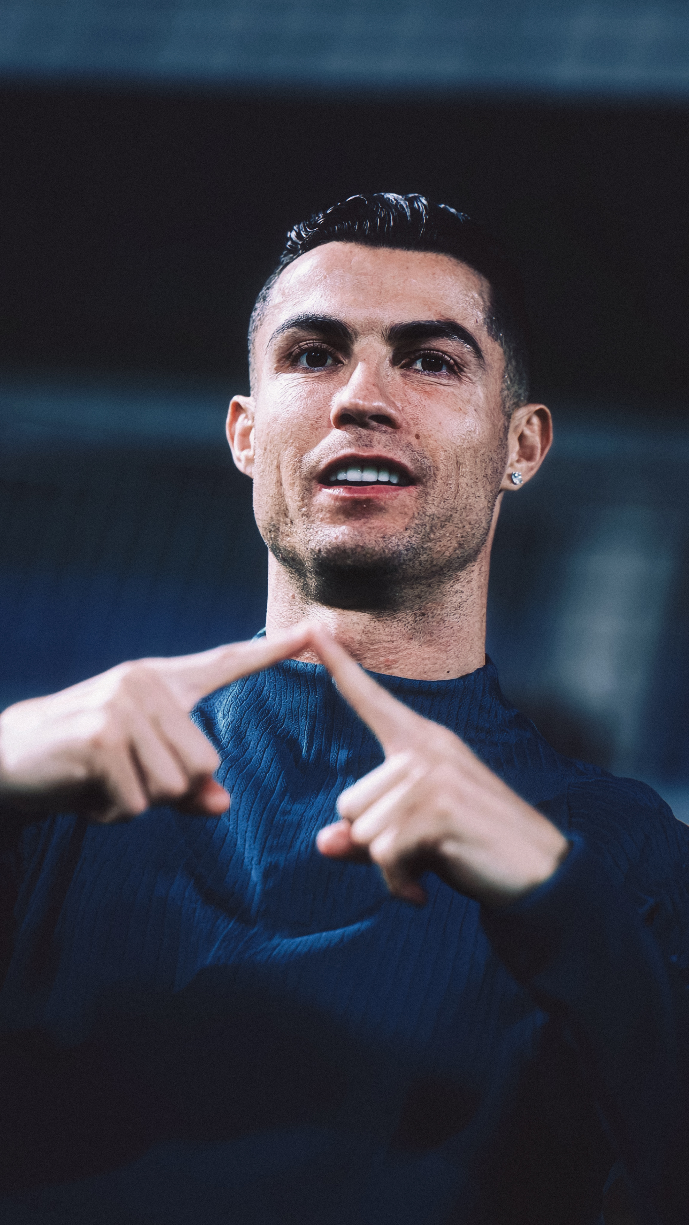 C罗  超话年度竞耀时刻  📸 快拍更新，比心手势2.0版𝓒𝓻𝓲𝓼𝓽