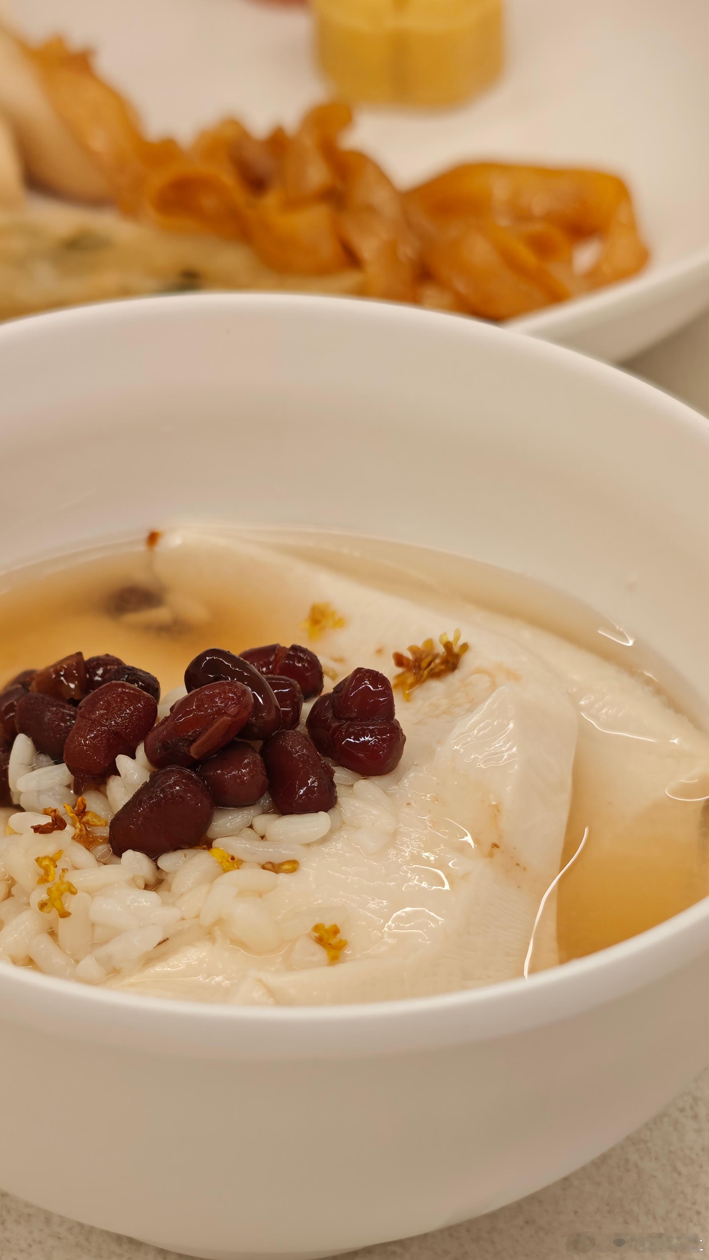 甜豆花 配上点桂花糖浆混合豆子的植物蛋白香气早晨用小勺儿刮上一片儿就会觉得很美好