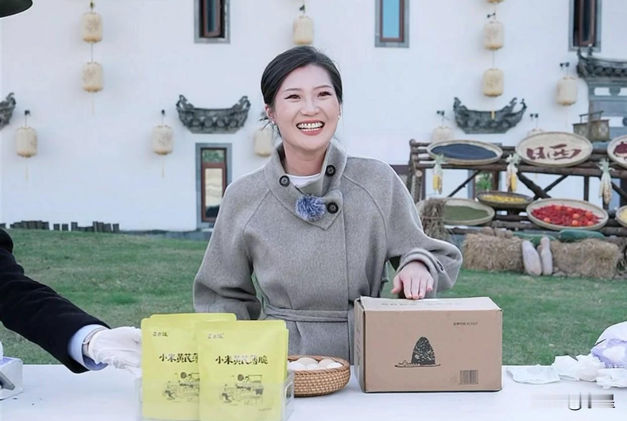 盼盼难得第一天就出现在外场
之前阅山河她都是最后一天收尾的
很多品她都没吃上就卖