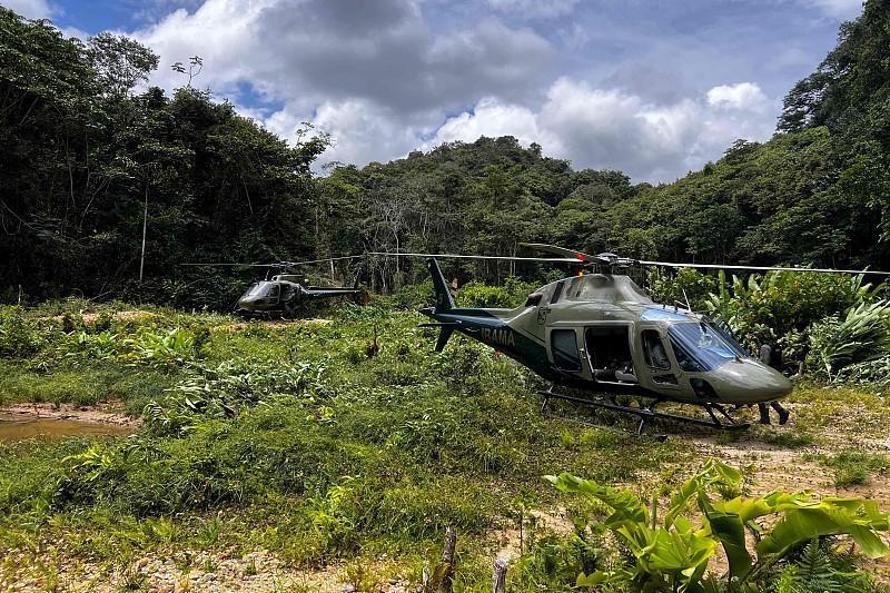 直升飞机在飞行时没有油了怎么办? 直升机空中没油根本不是直接自由落体，飞行员第一