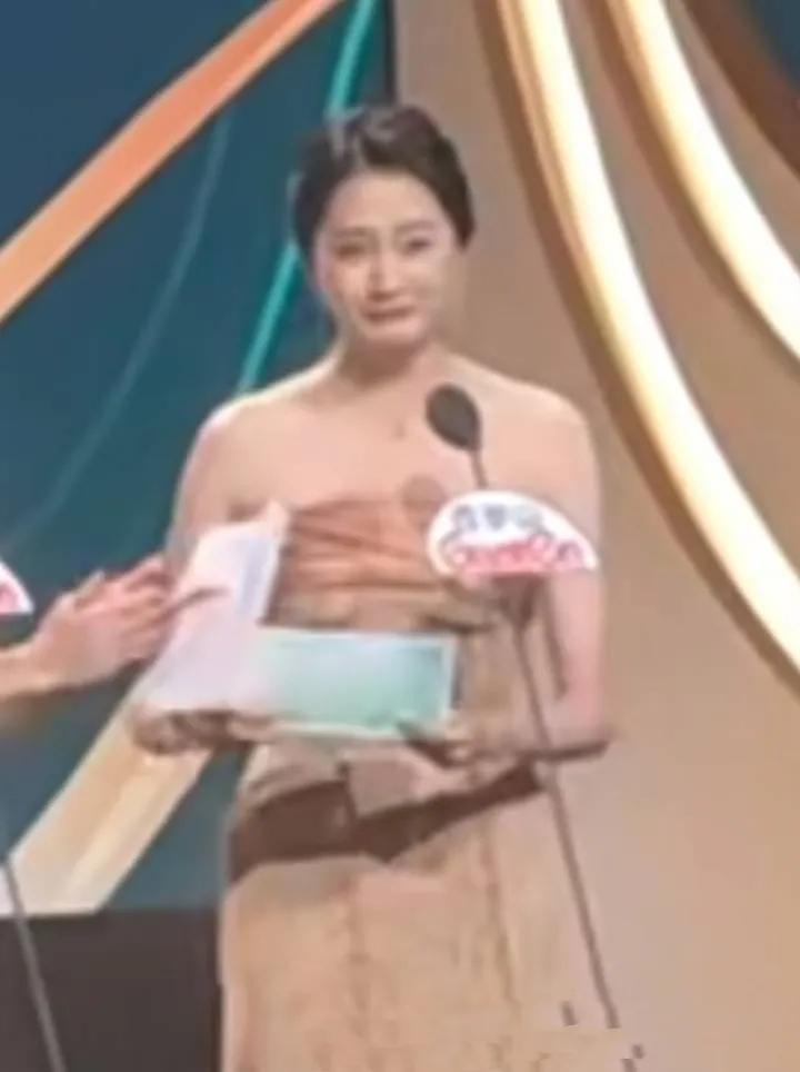 蒋欣获奖关晓彤落泪：演技抗打的她，为何拿奖路如此曲折？

在第30届白玉兰奖颁奖