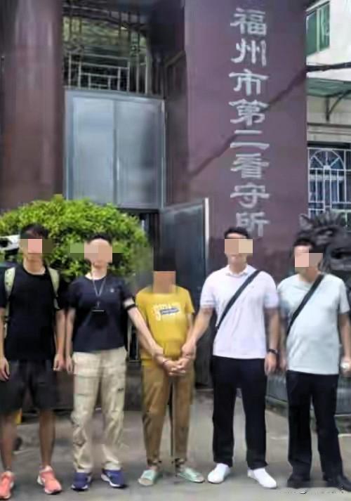 湖北咸宁，一男子离婚之后，住到前妻家里不走，他意外发现，前妻和别人有了关系，男子