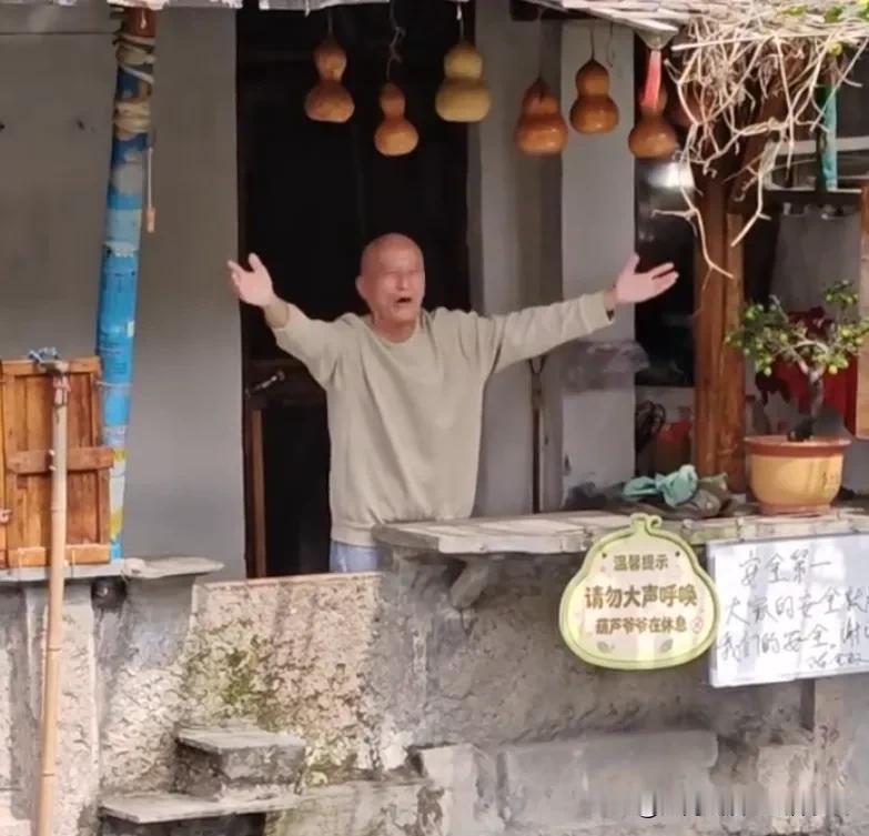 国庆假期期间，绍兴“葫芦爷爷”门前的葫芦，也由夏季的青葫芦，蜕变为秋季的金色葫芦