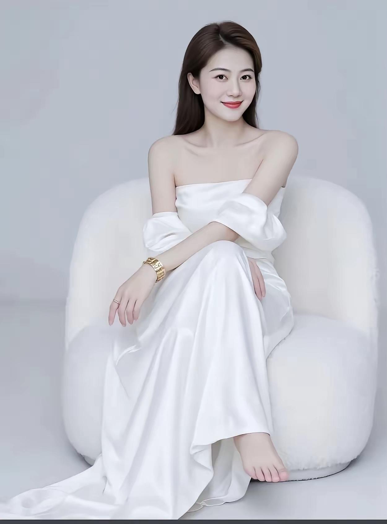 亲雅姿卓然，眉目倾城，静如秋水凝眸，藏着丰盈通透的温柔；动时似清风拂柳，透着沉静