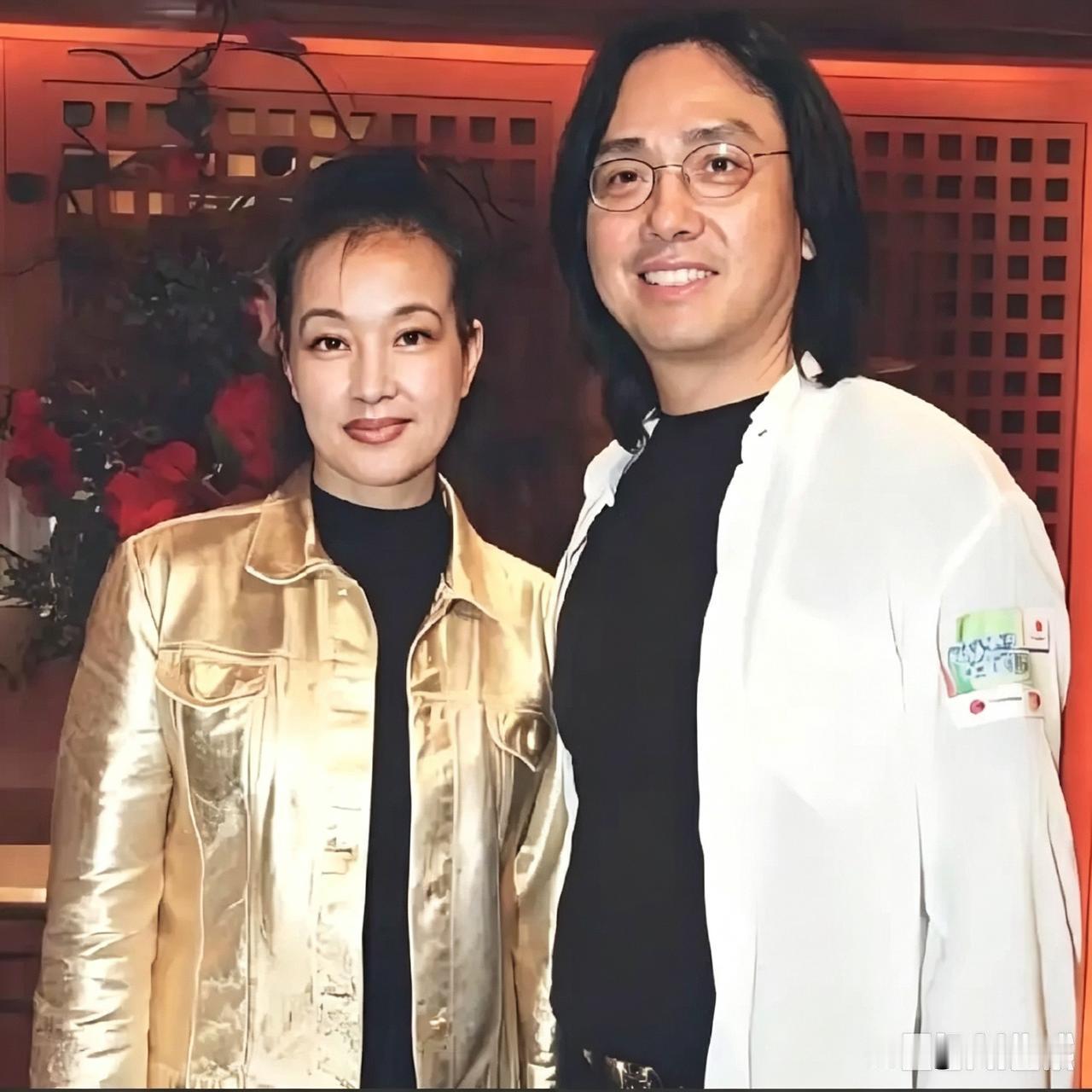 当年伍卫国专程从香港追到内地陪刘晓庆，旧照曝光，可惜还是没成
 
当年刘晓庆跟男