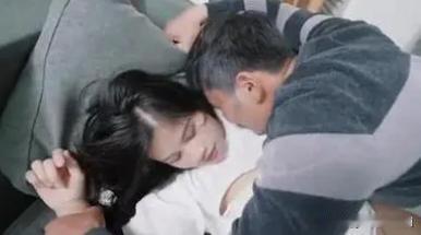 58岁的罗老汉因为老婆死得早，竟然趁着自己漂亮的儿媳喝醉酒时发生了关系，完事之后