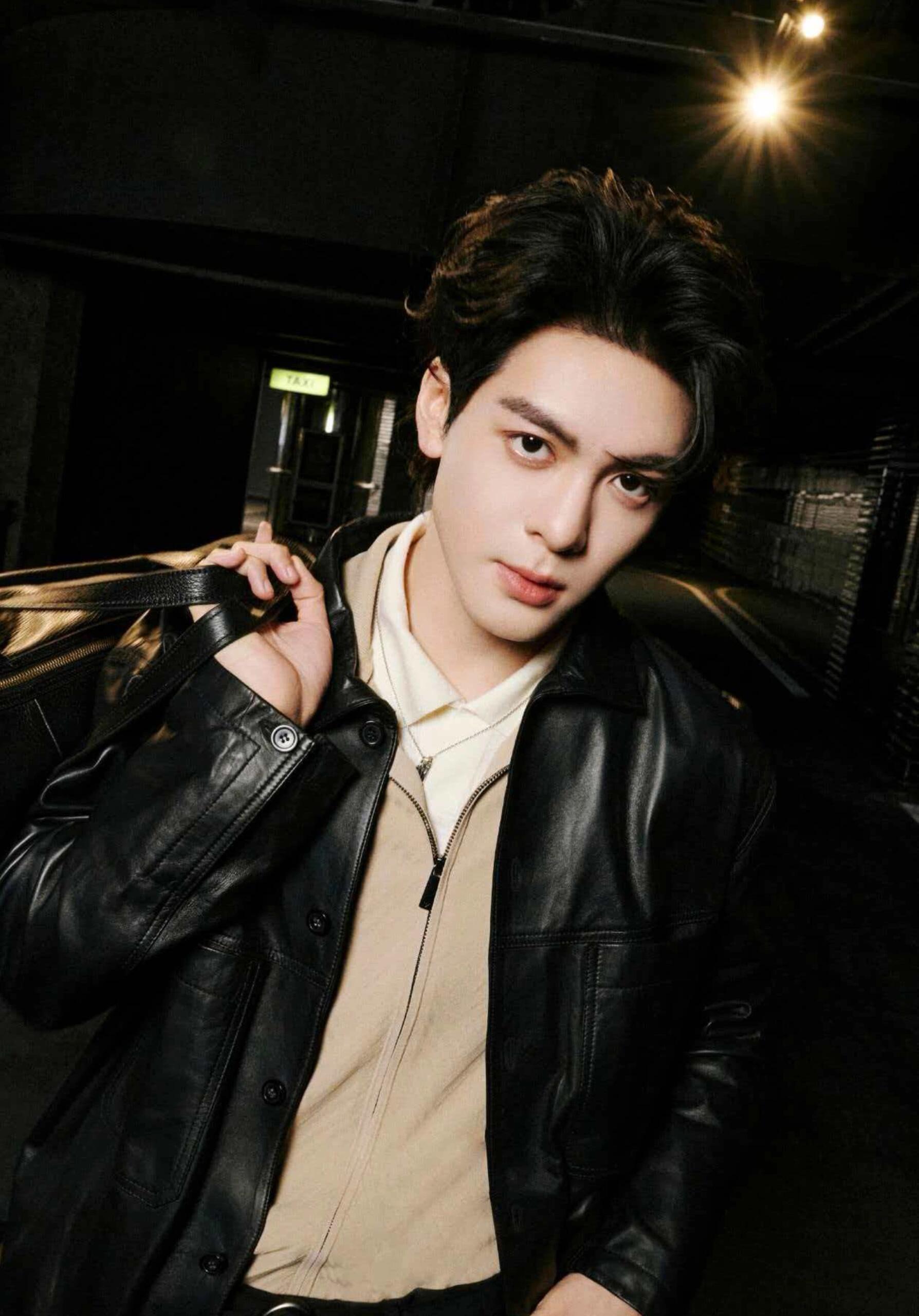 曾舜晞痛楼堪比神图制造机 杭州痛楼的图，一张比一张绝。怼脸杀、侧颜杀、氛围杀，张