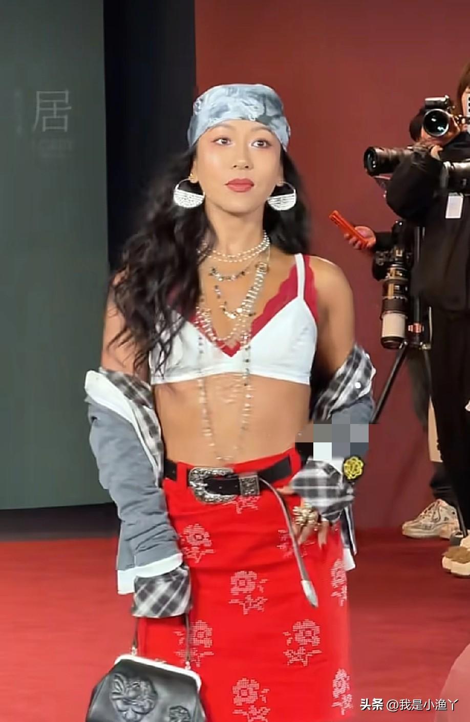 上城士非遗展众星状态爆棚！万茜红裙飒爽，贾静雯雨中封神！

近日，上城士非遗巡游