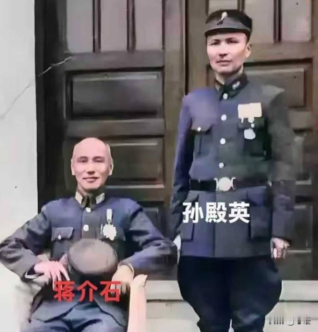 1946年蒋介石孙殿英合影，藏着毫无底线的利益算计
 
1946年，蒋校长与孙殿