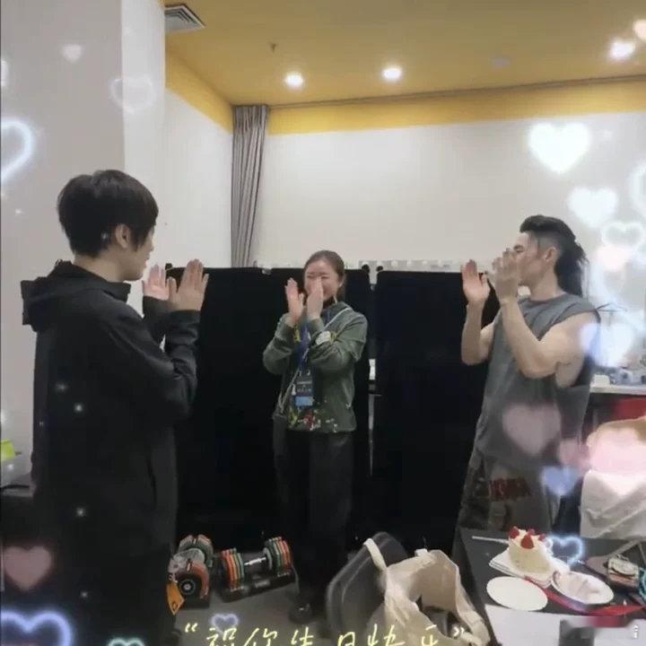 阿信吴建豪给化妆师过生日阿信吴建豪给化妆师过生日🈶！阿信吴建豪为化妆师庆生有暖