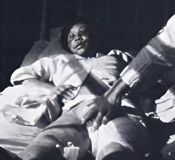 1937年的冬天，南京城冷得像口冰窖。18岁的李秀英揣着七个月的肚子，和爹缩在小