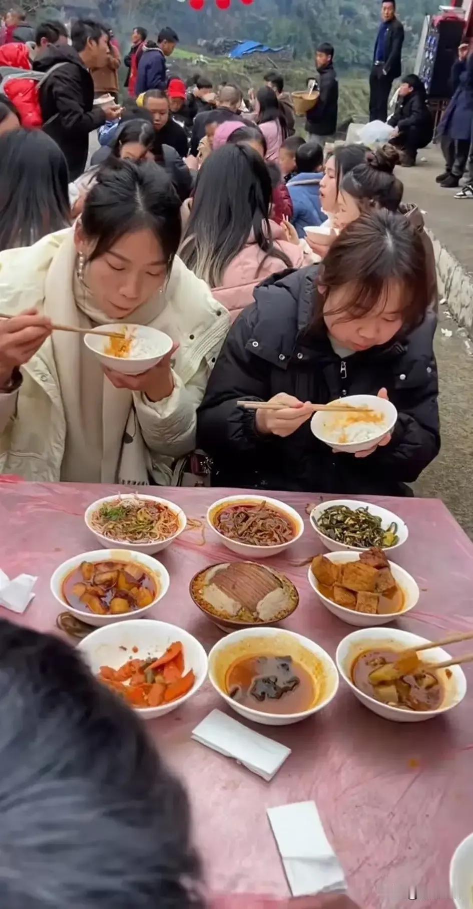 贵州农村办席九个菜，并且每个菜份量又少。没有见过这样办席的，真寒酸。