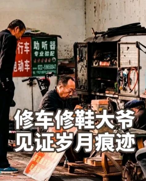 今天逛菜市场的时候，
看到个让人心里一暖的小场景！
一位头发花白的老奶奶，颤巍巍