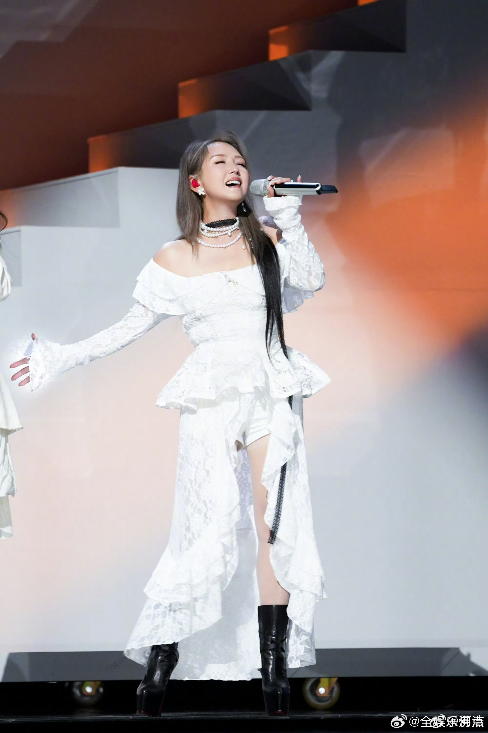 何洁何洁 浪姐总决赛乘风2026 二十余年歌唱初心不变，何洁乘风总决赛放声歌唱，