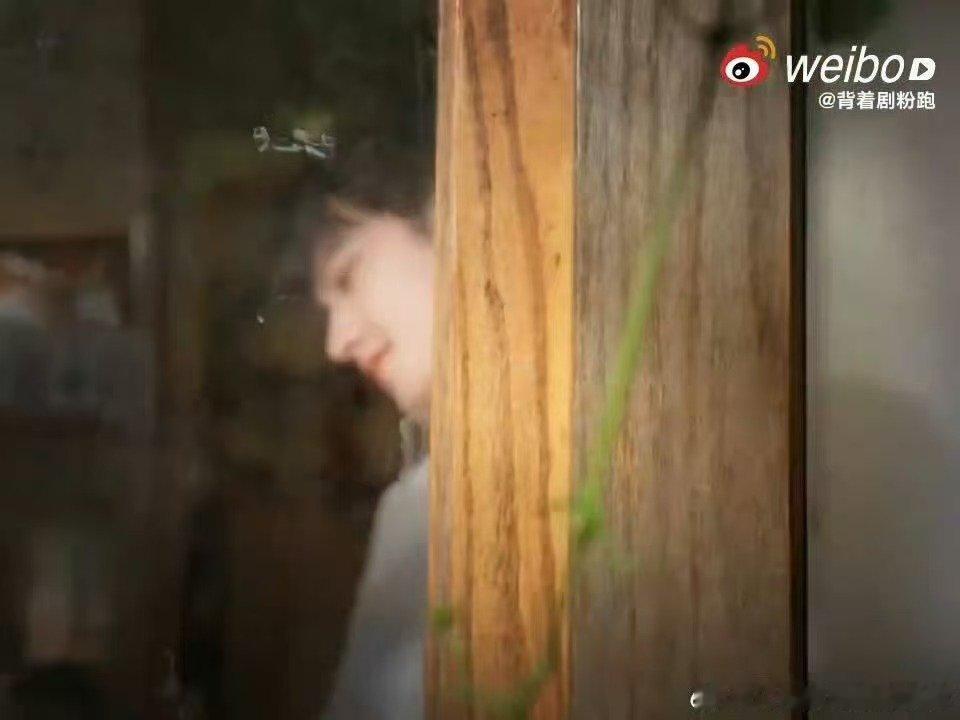 杨洋夏天的第一口冰淇淋掉了杨洋看到冰淇淋掉了的反应夏天的第一口冰淇淋没能顺利分享