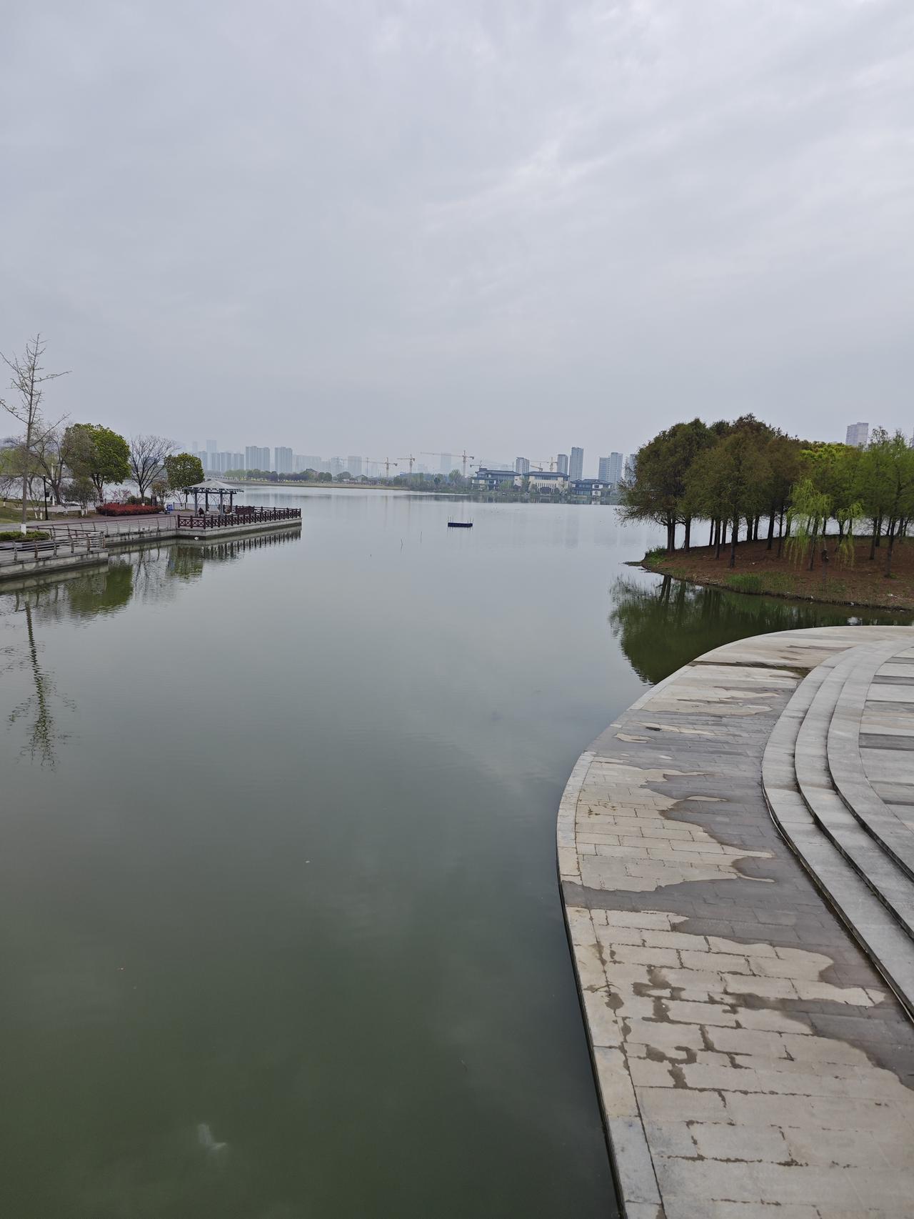 越会保养的人，反而活得越“粗糙”
 
很多人总觉得，养生就得精致讲究、忌口不断、