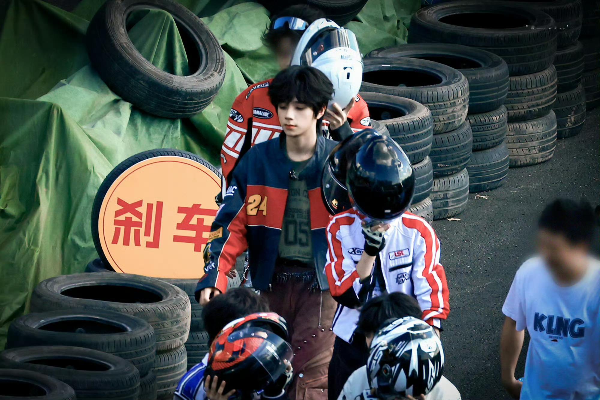 【王橹杰】王橹杰赛车 谁还没看过王橹杰赛车服和赛车视频，我都会伤心，此男和赛车服