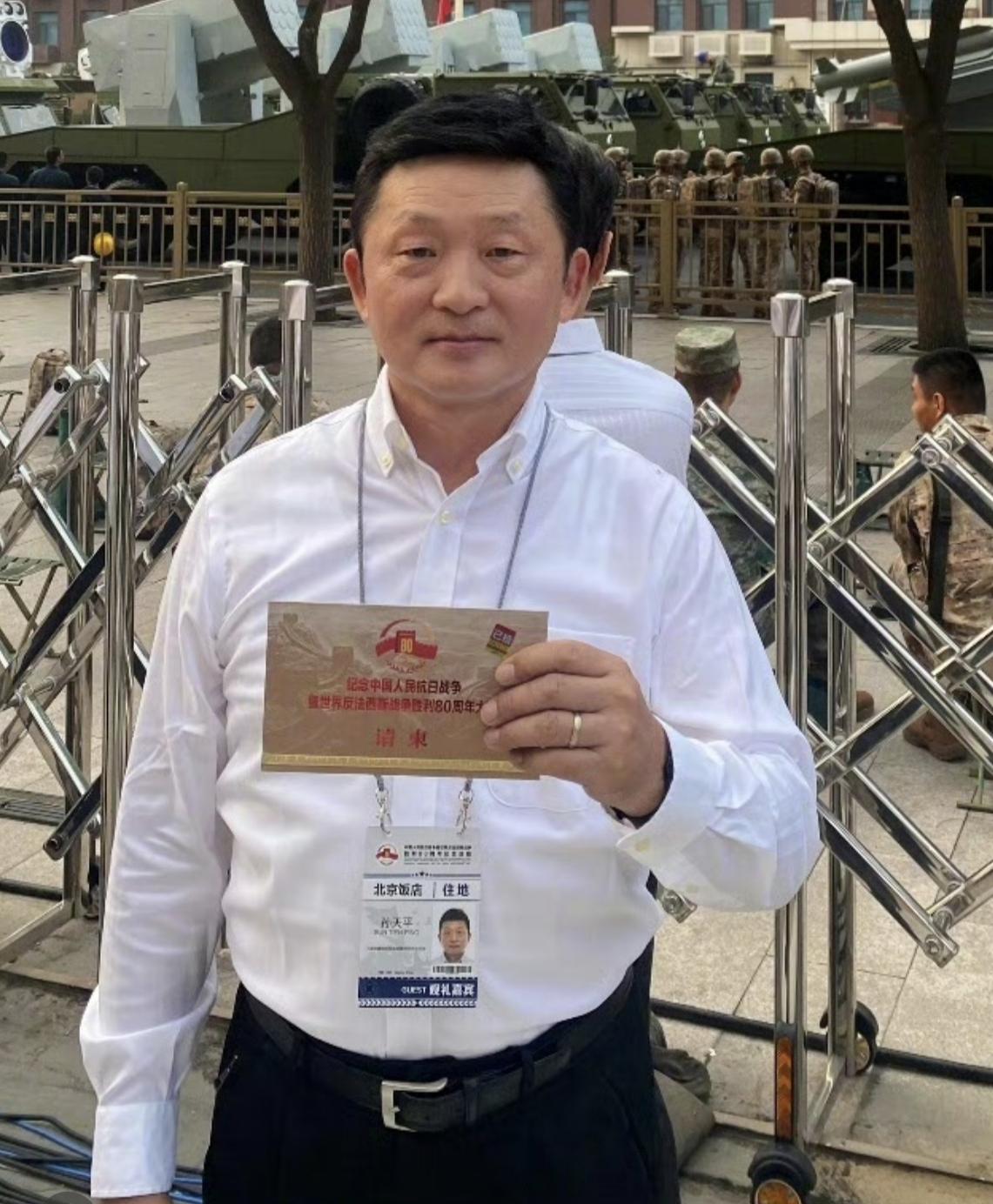 这个人一眼就能看出是孙立人的后人了，孙立人的基因真的太强大了。这个人也是因为是孙
