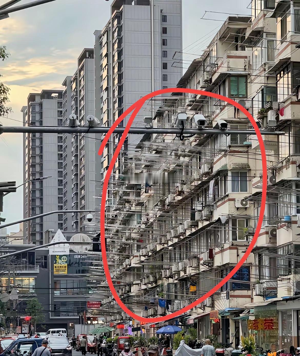 一位网友在某小区拍到的，每个窗台上面长长的这个铁杆子到底用来干啥的？这长度感觉至