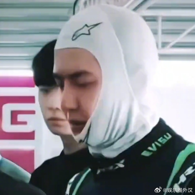王一博摘头套 ​​​