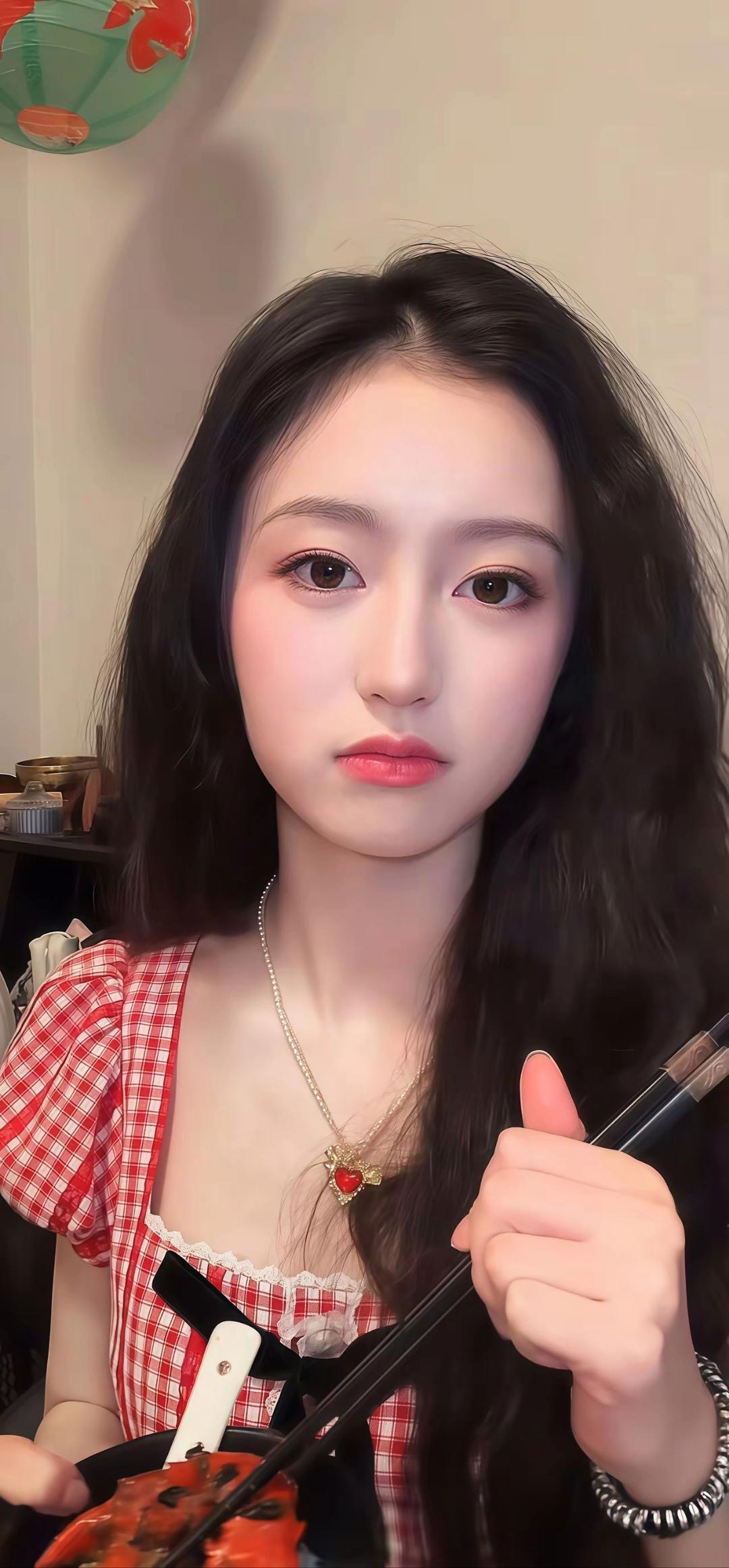 眼波流转，是未写完的诗行
唇角微扬，若春日初醒的暖阳
红格裙摆，如晚霞轻落肩头