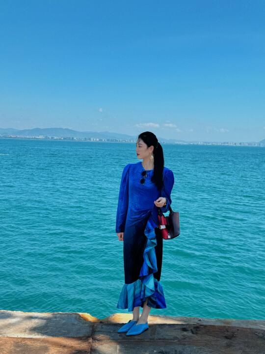 🌊我从海里走来，这是被海风轻抚过的裙摆