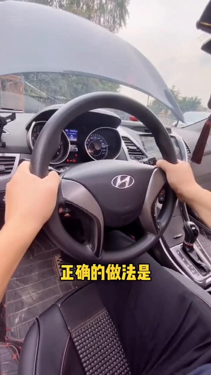 高速爆胎千万不要拉死手刹。
正确的做法是：
·1：双手抓紧方向盘，切忌反复猛打方