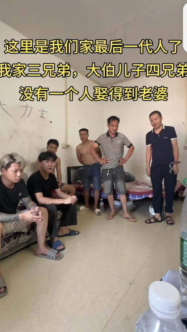这是农村两个堂兄弟家的儿子，二叔家三个男孩，大伯家四个男孩，这7个男孩都老大不小