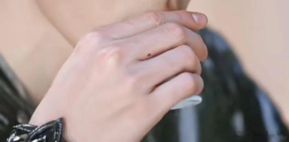 没人get到龚俊的手吗龚俊的手还有一颗痣显得更加的欲了，谁懂这个自然状态下的手，