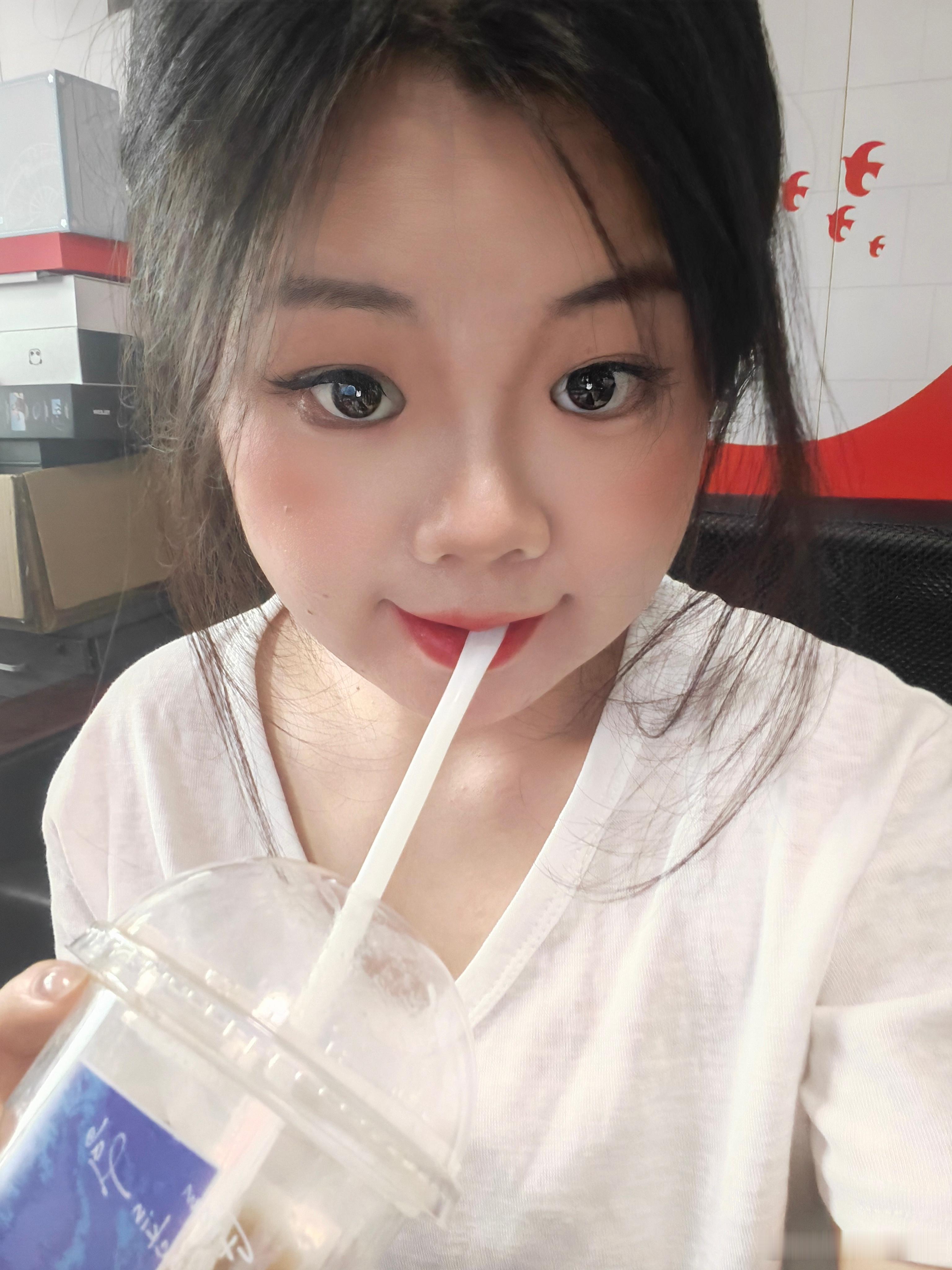 尽量少用玻璃吸管我会不自觉的咬吸管，所以肯定不能买玻璃的，咬一口玻璃，牙得废……
