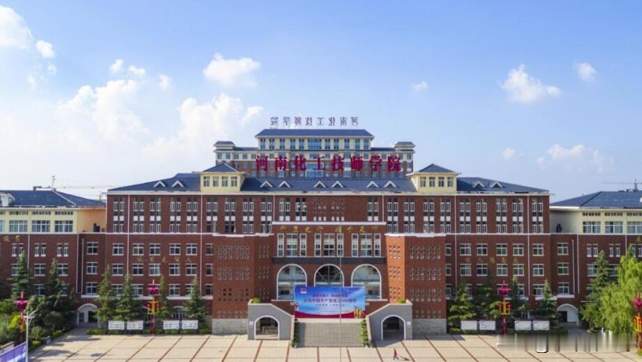 考不上北大，却走进了北大的实验室，这可是技校毕业的人啊。提起技校，很多人固有印象