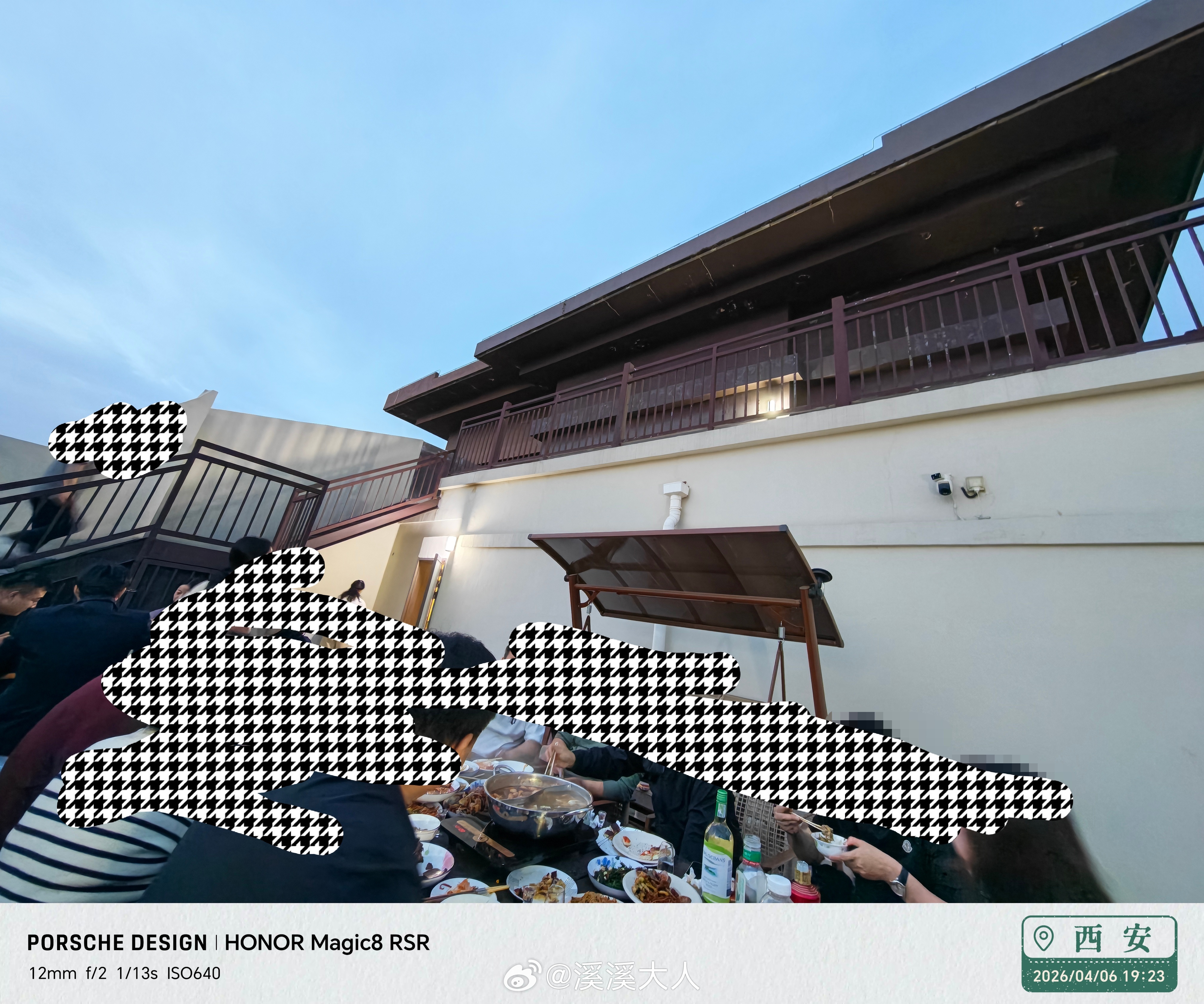 有没有懂灯光的网友，这种天台怎么加灯比较好，灯带能行吗？要求就是能把桌子照亮，但