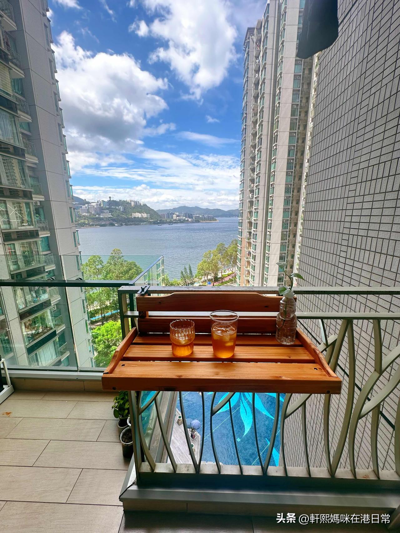 生活的仪式感是自己给自己的，给阳台加一个小桌子，跟儿子喝一杯冰香片，再一起下去游