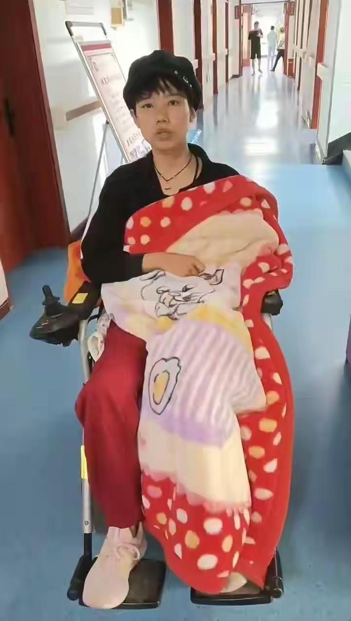 嫁错人有多可怕？她2年被家暴3次，存款被转走，右腿还钉了钢板
 
李娟躺在骨科病