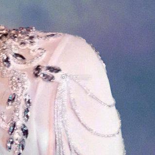 迪丽热巴：星河入梦，绮幻之姿迪丽热巴这组造型如深海鲛人，又似林间精灵。渐变水钻华