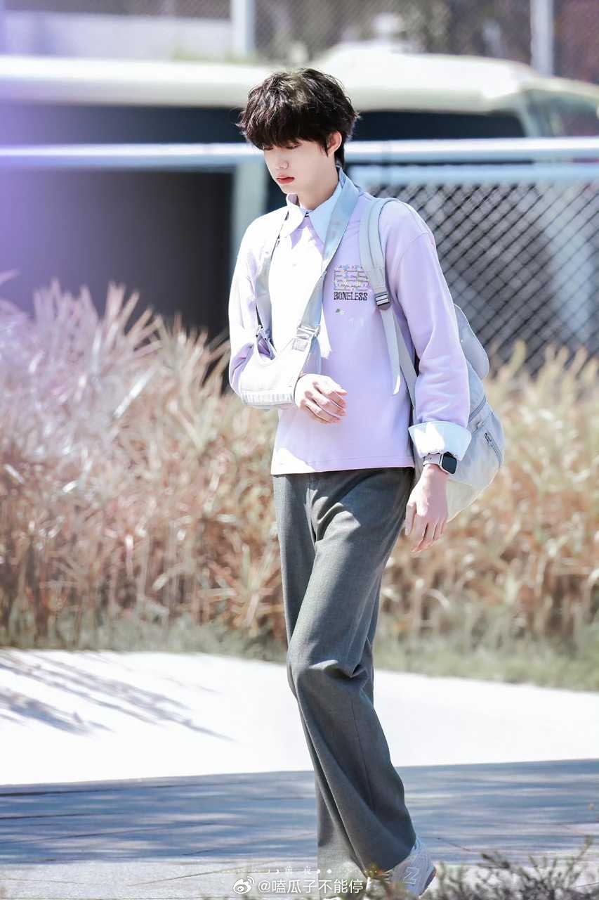 谁还没被陈奕恒的投篮惊艳到！弟弟这组图也好帅！清爽干净陈奕恒好专业的篮球压腕