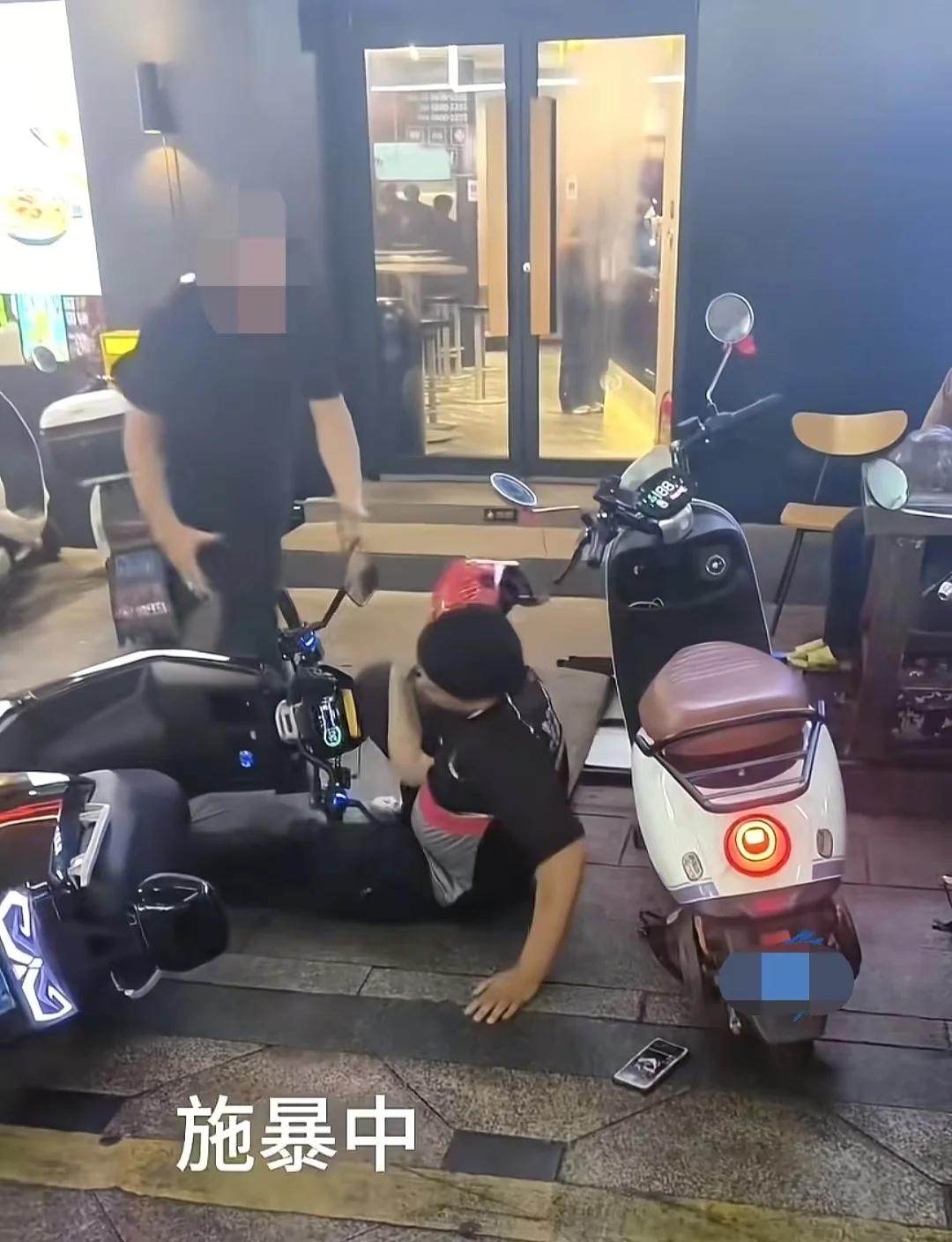 9月26日，广西柳州。
一醉酒男子说正在等单的骑手挡道，辱骂并殴打骑手，骑手未还