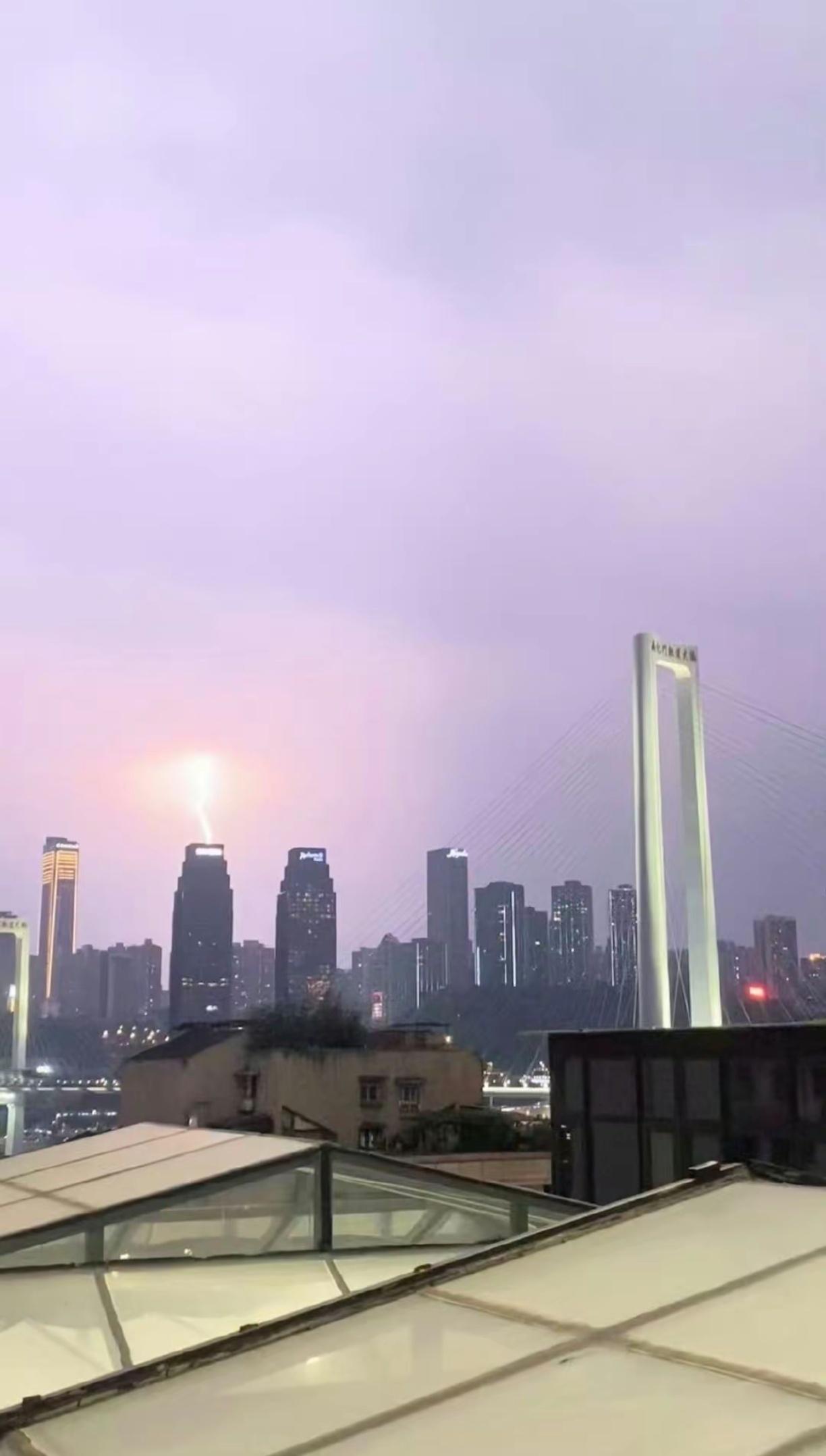 时代峰峻大楼被雷劈了这是什么奇奇怪怪的词儿，然后呢？想表达啥？啊哈哈哈哈哈哈哈哈