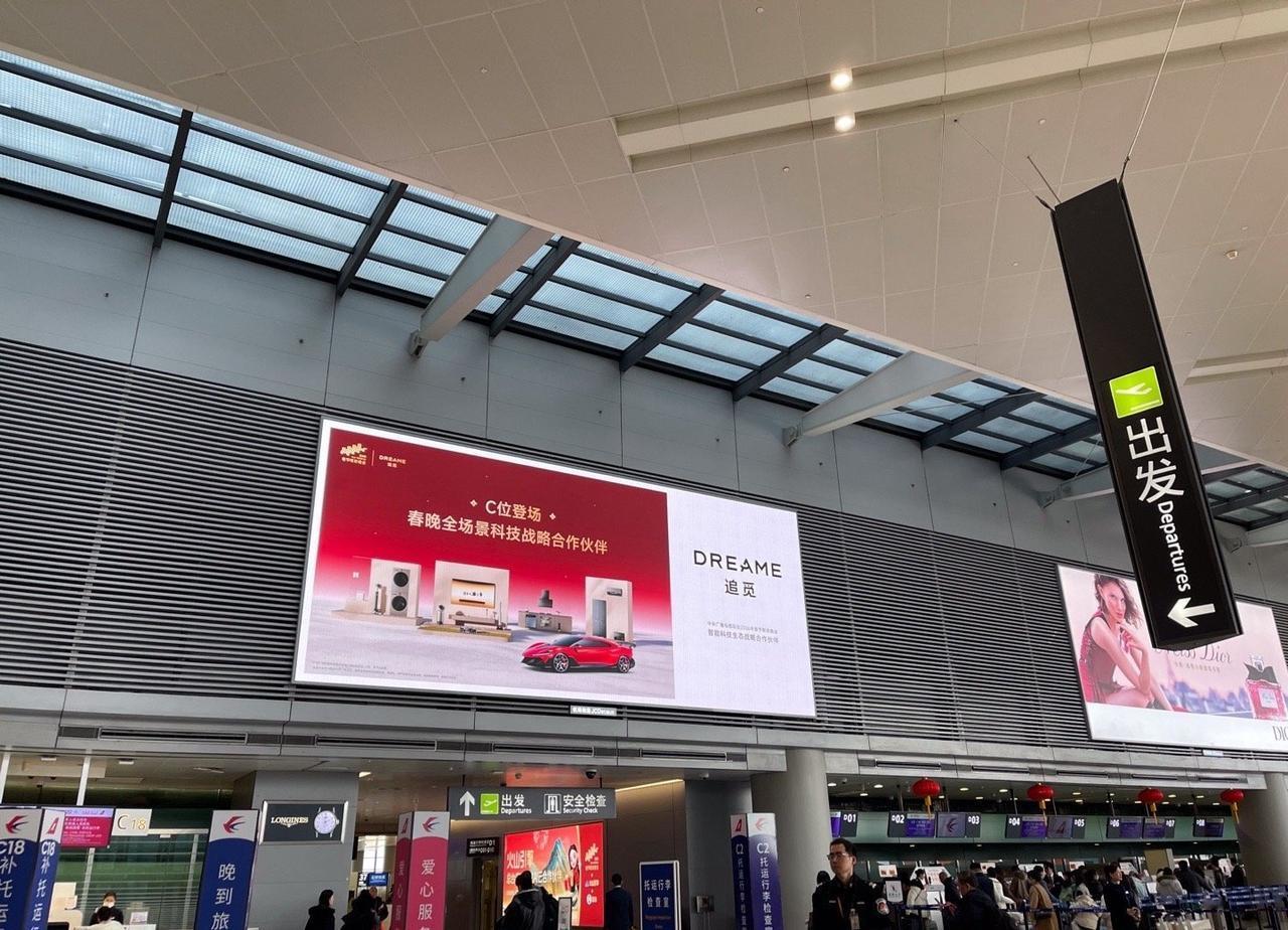 上海虹桥机场年味直接拉满！春运客流高峰遇上红红火火的新春装饰，机场大屏氛围感爆棚