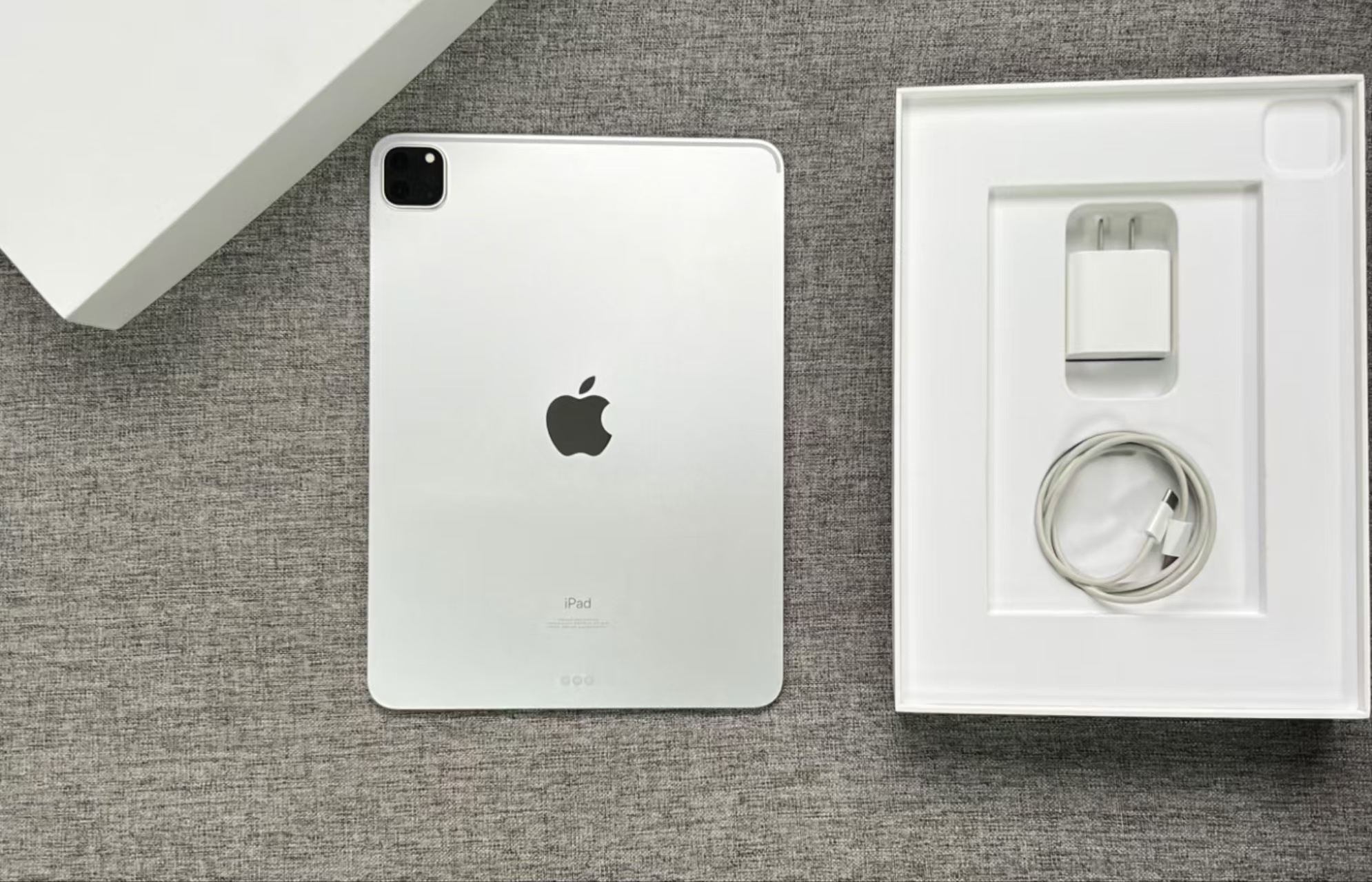 官翻机20款iPad Pro 2代 11寸 128G 银色，屏幕一处细小彩点，外