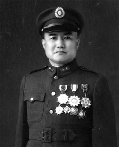1948年，国民党兵团司令周福成竟怒气冲冲地掏出手枪、顶在了亲生女儿的脑袋上，咬